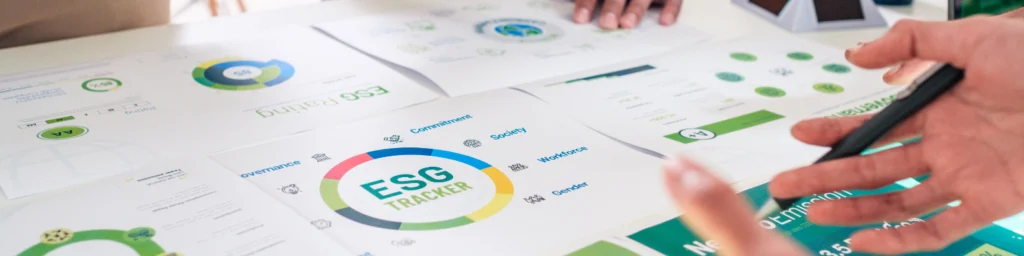 Mesa com diversos materiais gráficos sobre ESG, destacando um infográfico central com o título "ESG Tracker", incluindo temas como governança, sociedade, gênero e força de trabalho. Mãos apontam para os dados, sugerindo discussão e planejamento estratégico. A imagem remete ao tema “S do ESG” e convida à reflexão sobre como iniciar métricas de impacto social. Evento gratuito promovido pelo Social Brasilis e Ninna Hub, em Fortaleza, Ceará.
